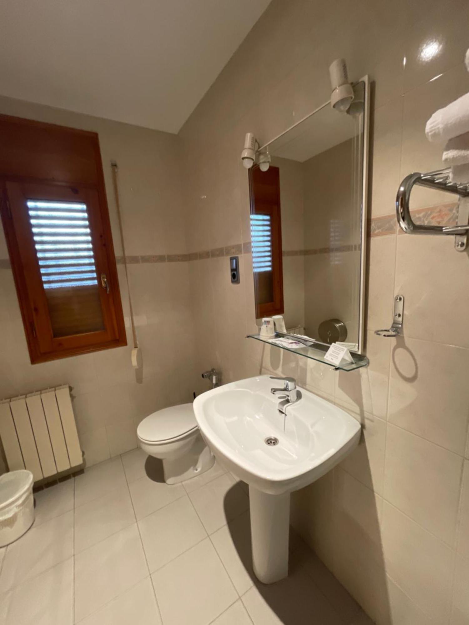 Hostal Pirineos Аїнса Екстер'єр фото